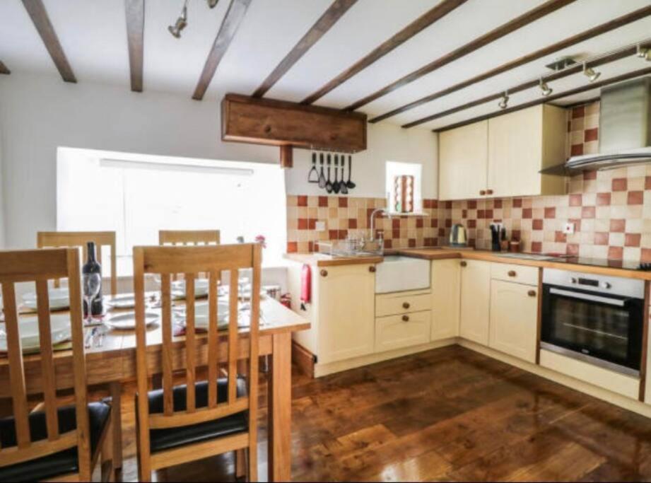 Church Gate Cottage - Bridestowe エクステリア 写真