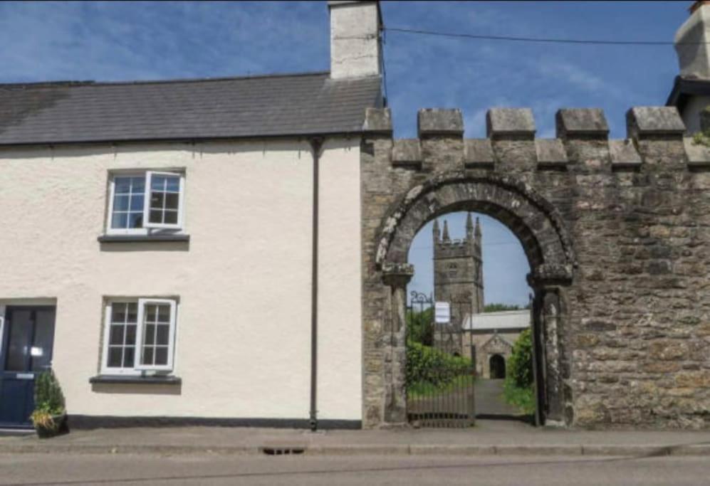 Church Gate Cottage - Bridestowe エクステリア 写真