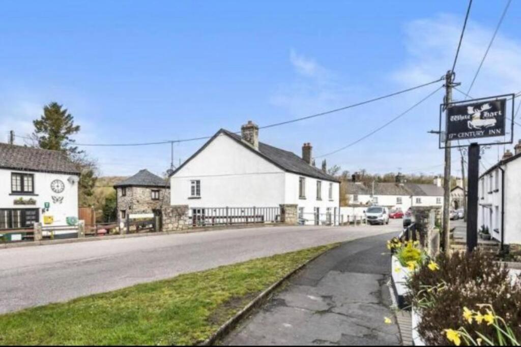 Church Gate Cottage - Bridestowe エクステリア 写真